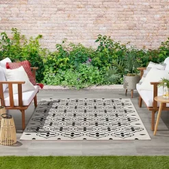 Kirklands Home Ivory & Black Quatrefoil Indoor/Outdoor Rug, 4x6