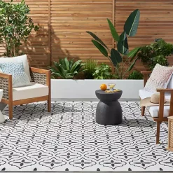 New Kirklands Home Ivory & Black Quatrefoil Indoor/Outdoor Rug, 5x7